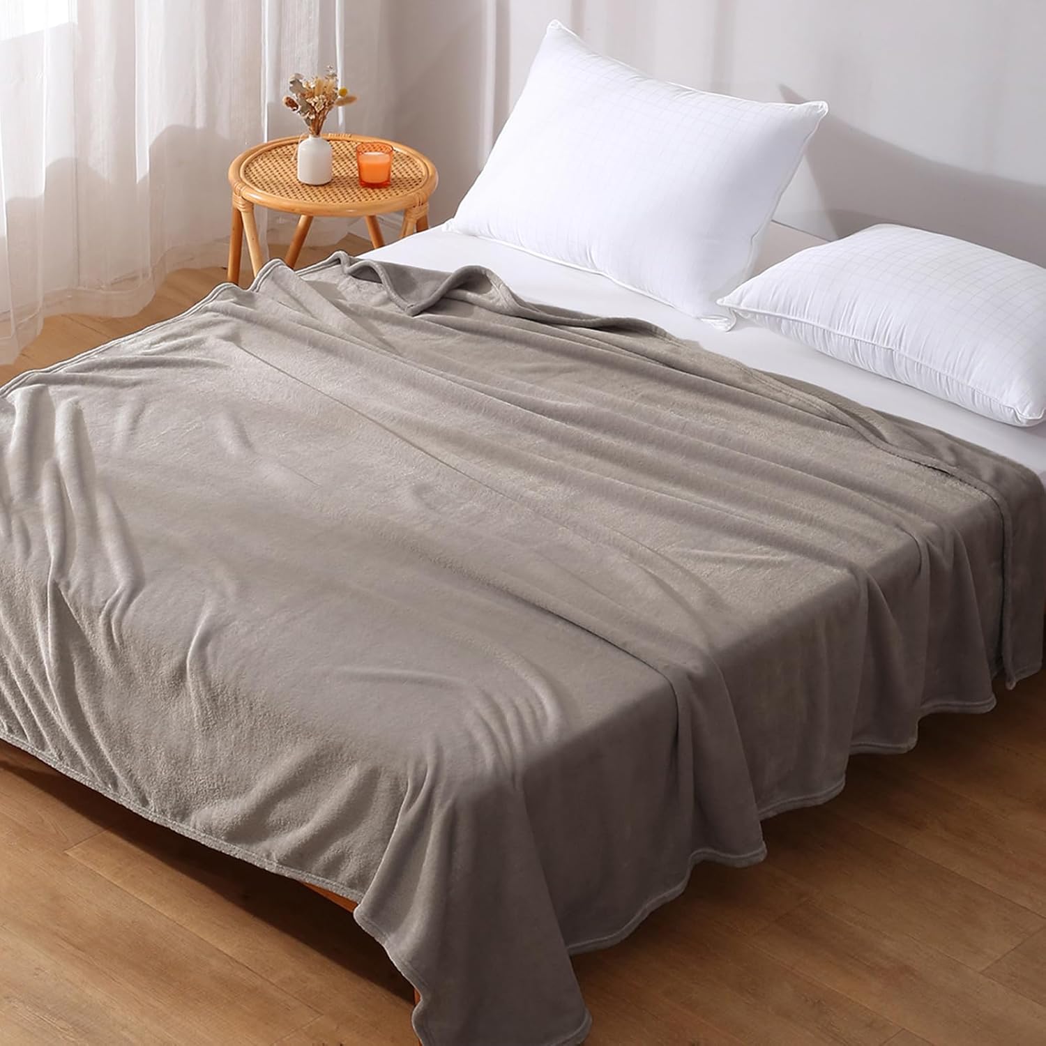 オールシーズン対応軽量ふわふわマイクロファイバーブランケット(グレージュ、140x200cm)