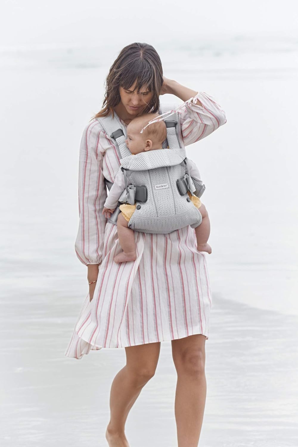 通気性メッシュの抱っこ紐「ベビービョルン ONE KAI Air」シルバー(0〜36カ月、4WAY対応)