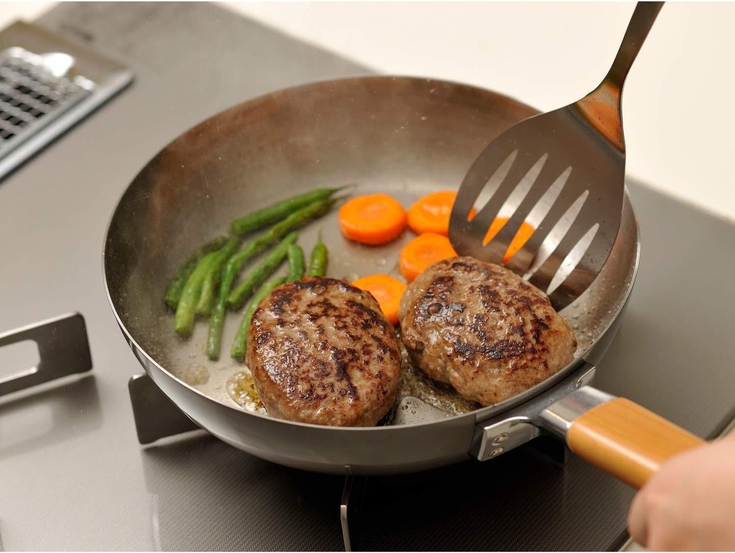 燕三条製 24cm IH対応鉄フライパン 木のハンドル 日本製