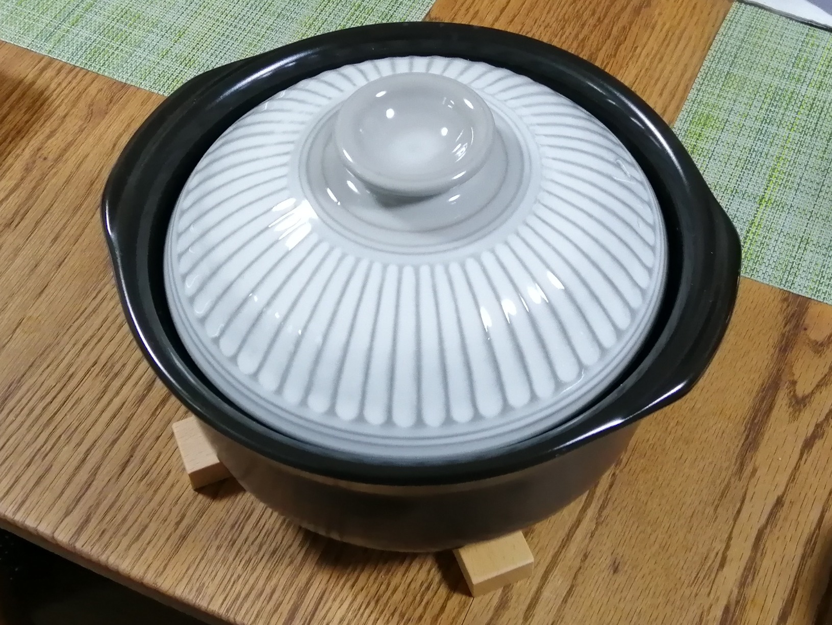 菊花デザインの萬古焼 ごはん土鍋（3合炊き）