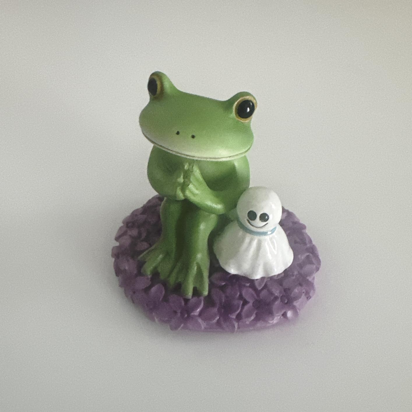 ハスの葉で雨宿りするカエルの置物 (4.8×4.2×5.8cm)