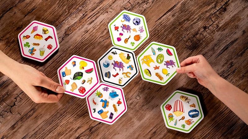 ファミリーゲーム「Spot It! Connect」迅速なチームマッチング、8歳以上対象、2~8人用、プレイ時間15分