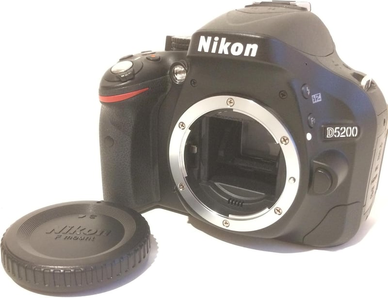 Nikon デジタル一眼レフカメラ D5200 レンズキット ブラック (AF-S DX NIKKOR 18-55mm f/3.5-5.6G VR付属)