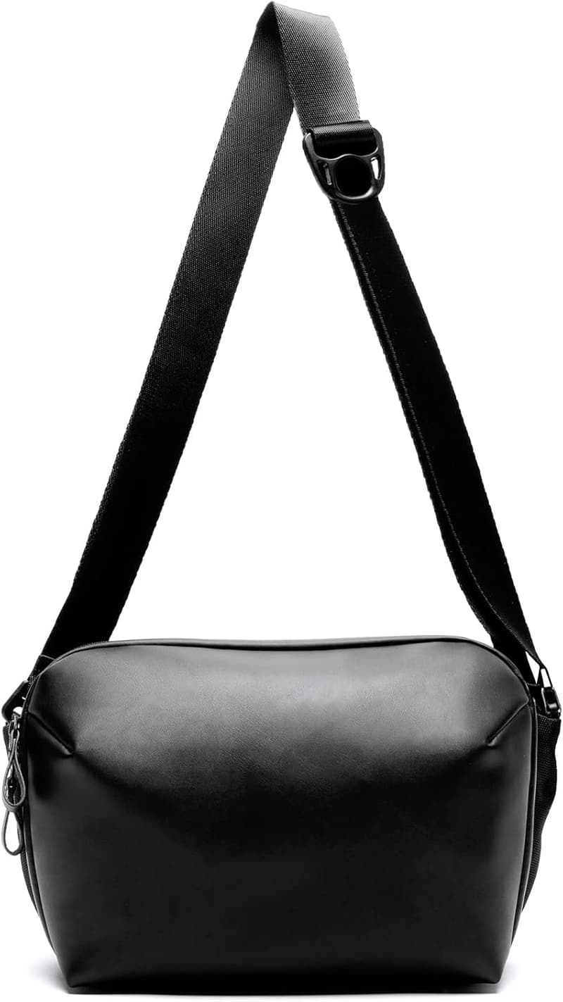 シンプルな大容量防水メンズショルダーバッグ（PUレザー・Urban Sling）