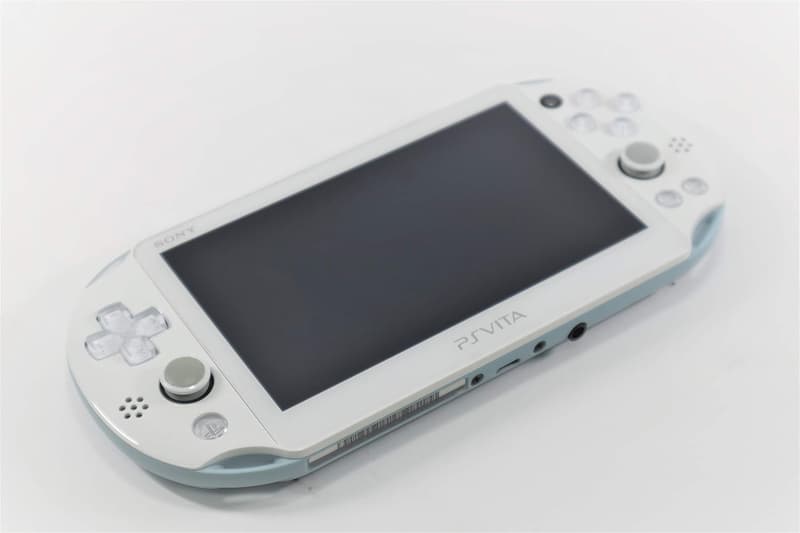 PlayStation Vita Wi-Fiモデル ライトブルー/ホワイト (PCH-2000ZA14)【生産終了】
