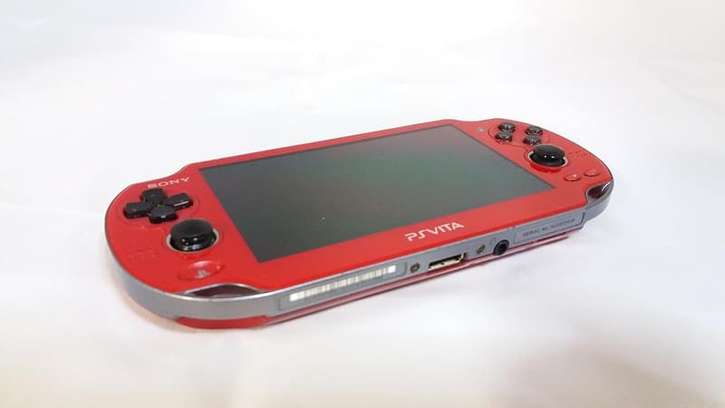 PlayStation Vita Wi-Fiモデル コズミック・レッド (PCH-1000 ZA03) 【生産終了】