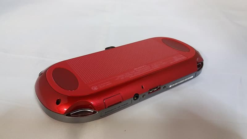 PlayStation Vita Wi-Fiモデル コズミック・レッド (PCH-1000 ZA03) 【生産終了】
