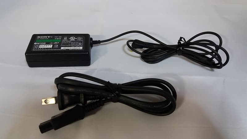 PlayStation Vita Wi-Fiモデル コズミック・レッド (PCH-1000 ZA03) 【生産終了】