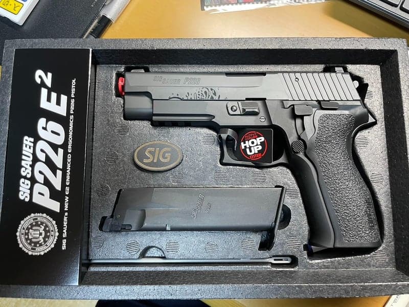 シグザウエル P226 E2 ステンレスモデル ガスブローバック（18歳以上向け）