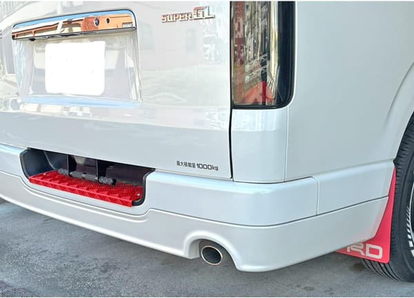 ハイエース200系専用 リアステップカバー アルミ製 赤縞板