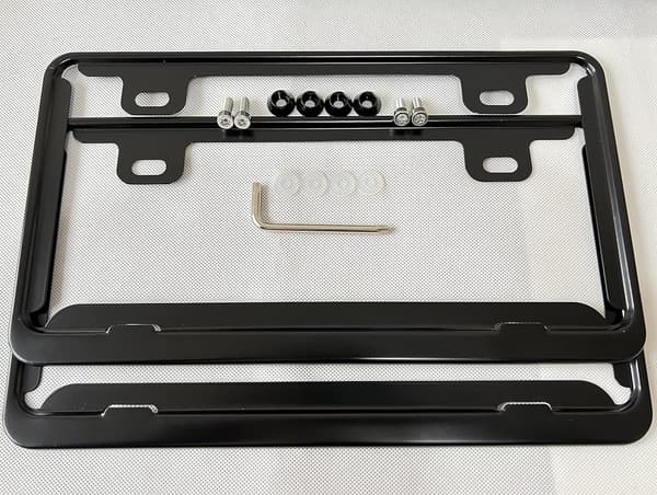 ナンバーフレーム 2枚セット（ブラック） - 車外用品、ナンバープレートボルト付き