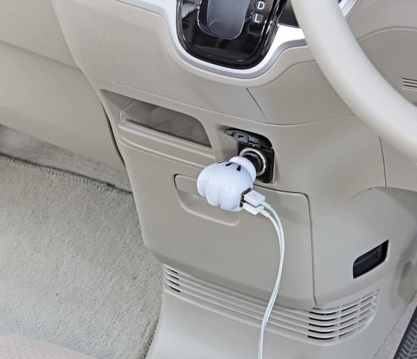 ディズニー ミッキーマウス USBシガーソケット 2口 12V車専用 通電モニター付