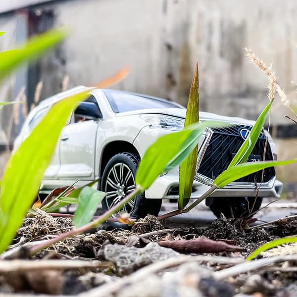 レクサス570 オフロード SUV モデルカー プルバック 音と光付き ガフト (ホワイト)
