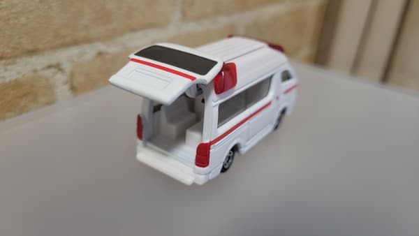 トミカ No.31 トヨタカムリスポーツ 覆面パトカー ミニカー 3歳以上用
