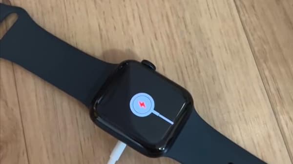 整備済み Apple Watch SE 第2世代 (GPS) - 40mm シルバーアルミニウムケース、ホワイトスポーツバンド