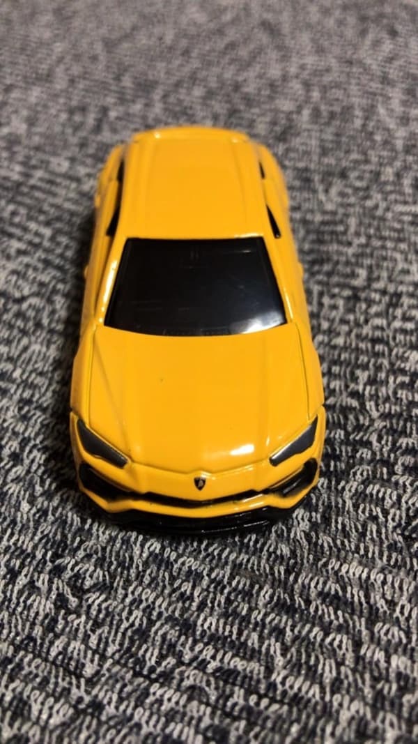 ランボルギーニ ウルス ミニカー （タカラトミー トミカ No.16） 3歳以上用