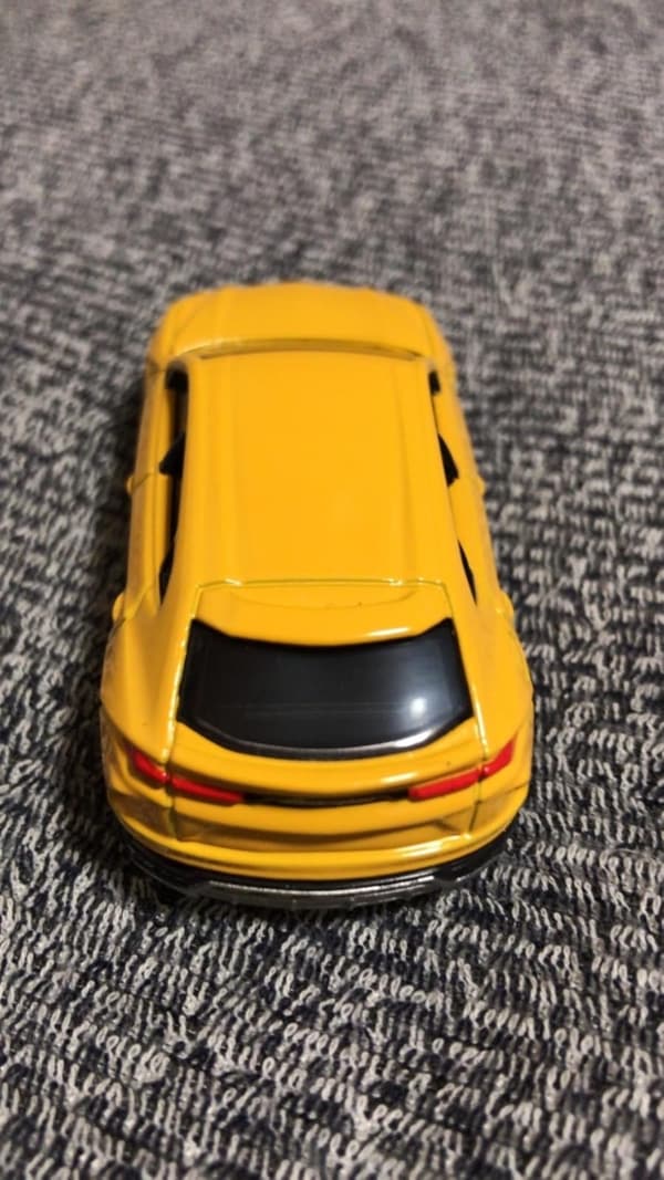 ランボルギーニ ウルス ミニカー （タカラトミー トミカ No.16） 3歳以上用